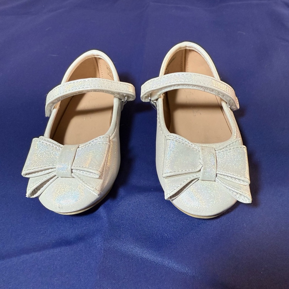 Cute Off White/Cream Kids Shoes with Bow Toddler size 7M